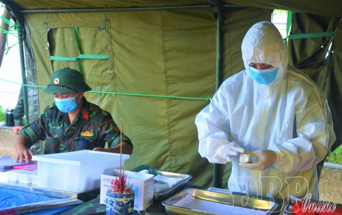 Mỗi mẫu sinh phẩm đều được bảo quản, gắn thông tin đầy đủ, đúng quy định.