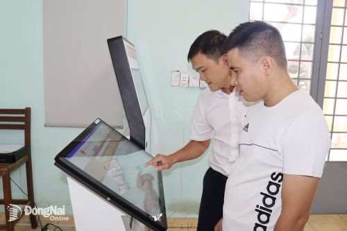 Người dân được hướng dẫn quy trình làm thủ tục hành chính về đất đai hình thức trực tuyến tại Trung tâm Phục vụ hành chính công phường Tam Phước.