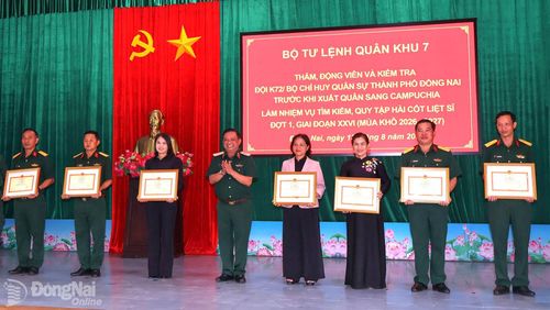 Thiếu tướng Trần Chí Tâm, Ủy viên Ban Thường vụ Đảng ủy, Phó Chính ủy, Trưởng ban Chỉ đạo về tìm kiếm, quy tập, xác định danh tính hài cốt liệt sĩ Quân khu 7 trao bằng khen của Quân khu 7 cho các tập thể thuộc thành phố Đồng Nai. Ảnh: Nguyệt Hà