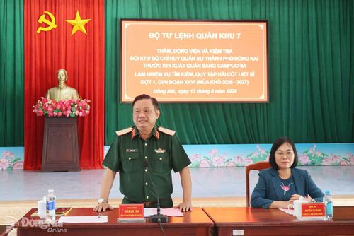 Thiếu tướng Trần Chí Tâm, Ủy viên Ban Thường vụ Đảng ủy, Phó Chính ủy, Trưởng ban Chỉ đạo về tìm kiếm, quy tập, xác định danh tính hài cốt liệt sĩ Quân khu 7 phát biểu tại buổi làm việc. Ảnh: Nguyệt Hà