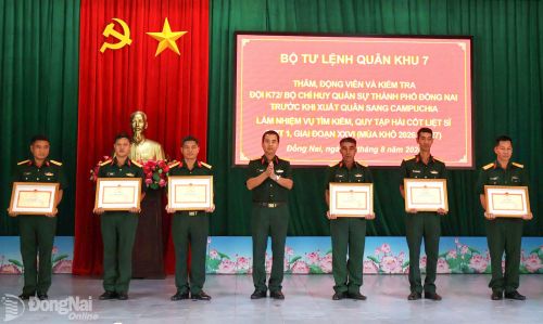 Đại tá Trần Thế Anh, Phó Chủ nhiệm Hậu cần - Kỹ thuật Quân khu 7 trao bằng khen của Quân khu 7 cho cá nhân thuộc thành phố Đồng Nai. Ảnh: Nguyệt Hà