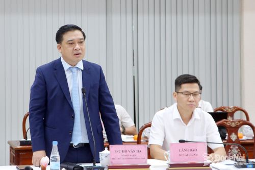 Thành ủy viên, Phó Chủ tịch UBND thành phố Hồ Văn Hà phát biểu tại buổi làm việc. Ảnh: Phạm Tùng