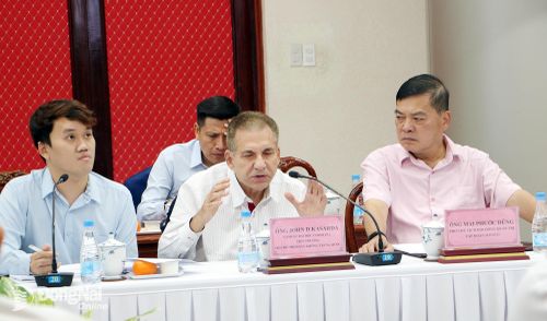 Tiến sĩ John D.Kasarda chia sẻ các kinh nghiệm phát triển mô hình Aerotropolis tại buổi làm việc. Ảnh: Phạm Tùng