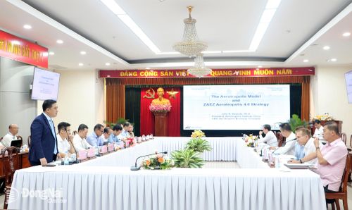 Thành ủy viên, Phó Chủ tịch UBND thành phố Hồ Văn Hà tiếp và làm việc với Tiến sĩ John D.Kasarda và lãnh đạo Công ty cổ phần Tập đoàn Sovico. Ảnh: Phạm Tùng