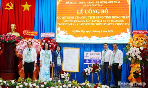 Đồng chí Phạm Thị Mai Tiên trao Quyết định của Chủ tịch UBND tỉnh Đồng Tháp công nhận Xã An toàn khu và trao biểu trưng tặng Bảo hiểm y tế cho người dân xã Mỹ Đức Tây.
