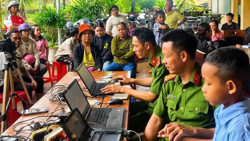 Công an xã Ia Nan thực hiện cao điểm 40 ngày đêm thu nhận căn cước, kích hoạt định danh điện tử cho Nhân dân” Ảnh: Hải Long