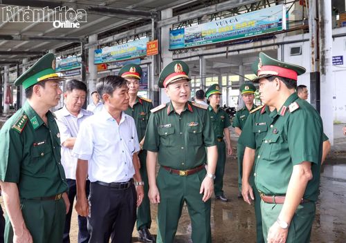 Đoàn kiểm tra thực tế công tác phòng, chống thiên tai, tìm kiếm cứu nạn tại cảng Hòn Rớ (phường Nam Nha Trang).