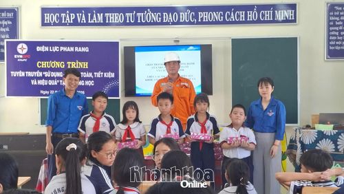 Đoàn viên Chi đoàn Điện lực Phan Rang tuyên truyền sử dụng điện an toàn, tiết kiệm và trao quà cho học sinh Trường Tiểu học Đô Vinh 2.