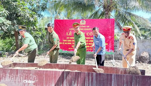 Các đại biểu cùng gia đình ông Tùng thực hiện nghi thức động thổ, chính thức khởi công công trình.