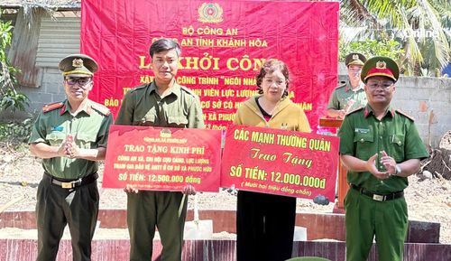 Đại diện Công an xã Phước Hữu trao bảng tượng trưng hỗ trợ kinh phí xây dựng nhà cho gia đình ông Phan Minh Tùng.