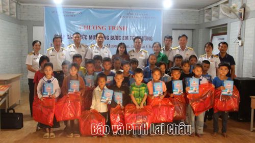... tặng học bổng cho học sinh có hoàn cảnh khó khăn trên địa bàn xã Mường Than.