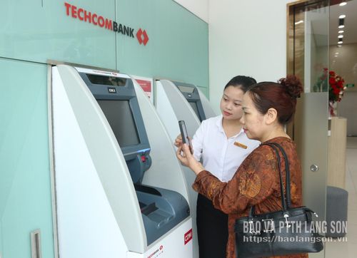 Người dân sử dụng mã QRcode để rút tiền tại máy CDM Techcombank Lạng Sơn