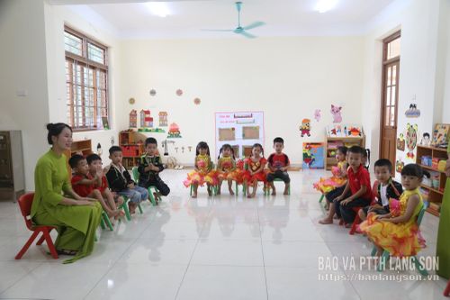 Cô, trò Trường Mầm non Ba Sơn (xã Ba Sơn) trong ngày khánh thành, bàn giao công trình lớp học cho năm học mới