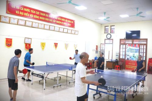 Các thành viên trong CLB Bóng bàn Khối 7, phường Đông Kinh tham gia tập luyện