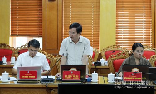 Lãnh đạo Ban Quản lý Khu KTCK Đồng Đăng - Lạng Sơn báo cáo dự thảo phân công nhiệm vụ cụ thể cho các cơ quan, đơn vị liên quan trong triển khai thực hiện các nhiệm vụ thuộc Đề án tại cuộc họp