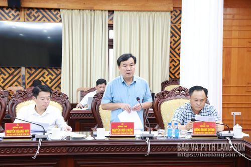 Giám đốc Sở Nông nghiệp và Môi trường báo cáo tại hội nghị