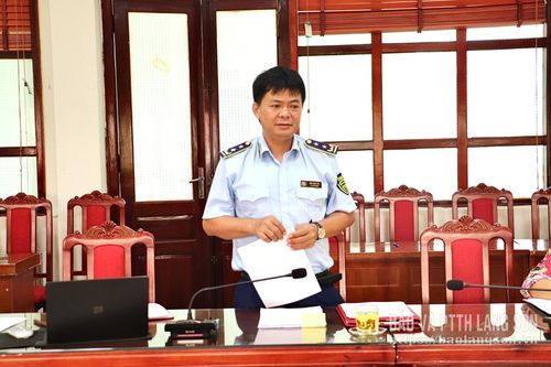 Lãnh đạo Đội Quản lý thị trường số 1 báo cáo kết quả công tác tại hội nghị
