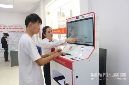 Người dân nhập thông tin trên “Trạm dịch vụ công số” tại Trung tâm Phục vụ hành chính công phường Tam Thanh