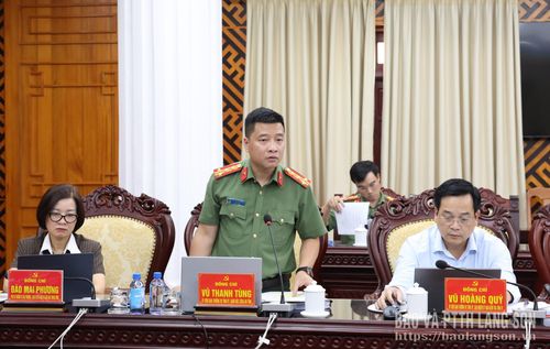 Đồng chí Vũ Thanh Tùng, Ủy viên Ban Thường vụ Tỉnh ủy, Giám đốc Công an tỉnh phát biểu tại hội nghị