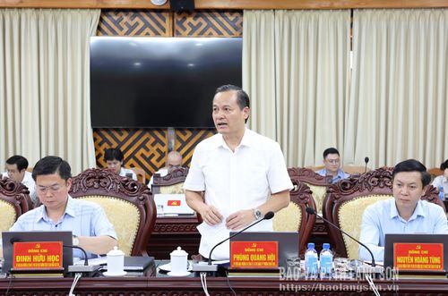 Đồng chí Phùng Quang Hội, Ủy viên Ban Thường vụ Tỉnh ủy, Bí thư Đảng ủy phường Đông Kinh phát biểu tại hội nghị