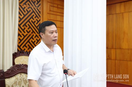 Lãnh đạo Văn phòng Tỉnh ủy trình bày nội dung tờ trình tại hội nghị