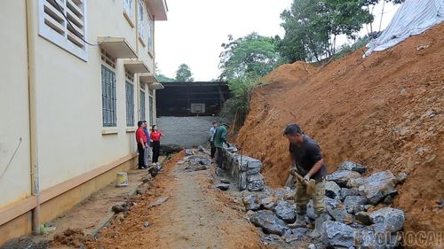 Hội Chữ thập đỏ tỉnh kiểm tra công trình xây dựng kè đá tại Trường Tiểu học số 2 Phong Niên, xã Phong Hải.