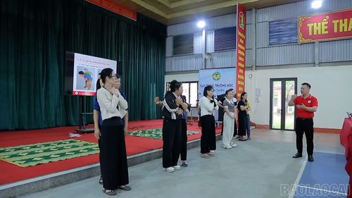 Tập huấn kỹ năng sơ cấp cứu ban đầu cho giáo viên tại xã Hợp Thành.