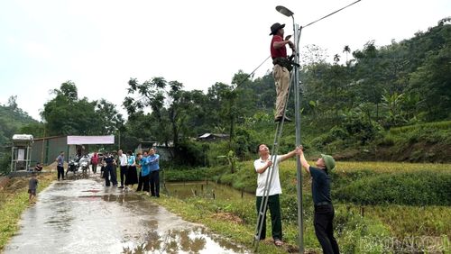 Việc lắp đặt hệ thống điện chiếu sáng trên các tuyến đường phường Nghĩa Lộ luôn có sự chung sức của Mặt trận Tổ quốc, các đoàn thể và Nhân dân.