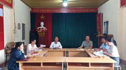 Tổ chức rà soát trên hồ sơ tại nhà văn hóa thôn sau sắp xếp.
