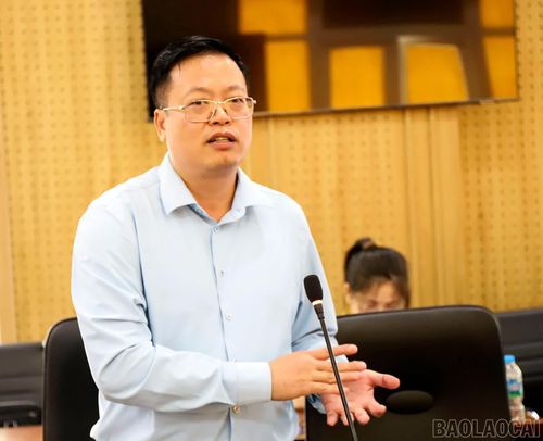 Chủ tịch UBND xã Bát Xát Nguyễn Mạnh Hùng phát biểu tại hội nghị.