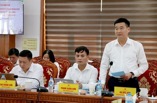 Lãnh đạo xã Mậu A báo cáo kết quả thực hiện Nghị quyết số 57-NQ/TW trên địa bàn.