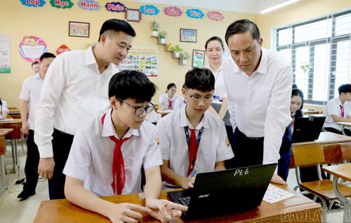 Phó Bí thư Thường trực Tỉnh ủy, Chủ tịch HĐND tỉnh Hoàng Giang kiểm tra mô hình "Lớp học thông minh" tại Trường THCS Mậu A.