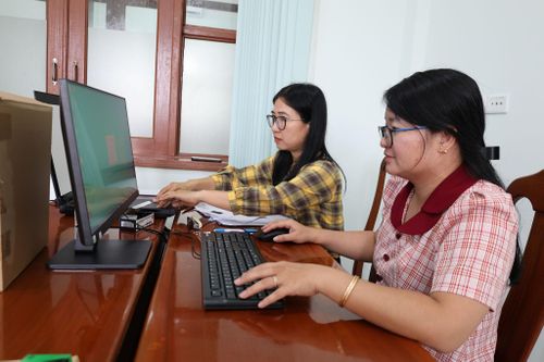 Cán bộ trực tiếp thực hiện nhiệm vụ số hóa hồ sơ đảng viên tuân thủ nghiêm các quy định về bảo mật và an toàn dữ liệu