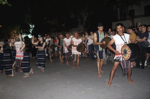 Đoàn nghệ nhân trình diễn cồng chiêng trong Ngày Văn hóa Lâm Đồng tại Hà Nội (tháng 5/2025). Ảnh: Quỳnh Uyển
