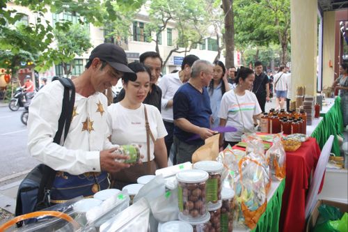 Nông sản Lâm Đồng được giới thiệu đến thị trường Hà Nội. Ảnh: Quỳnh Uyển