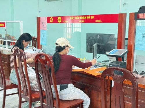Người dân làm thủ tục hành chính