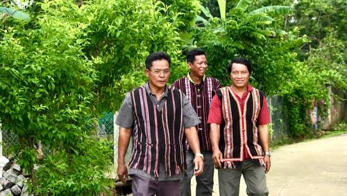 Già làng Huỳnh Văn Ru (bên phải) còn là hạt nhân đoàn kết trong cộng đồng