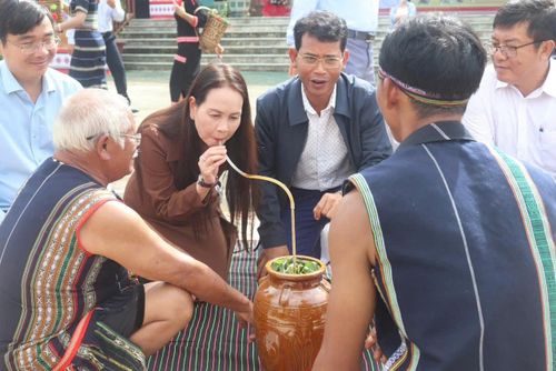 Bà Nguyễn Thị Bích Ngọc, Phó Giám đốc Sở Văn hoá Thể thao và Du lịch cùng lãnh đạo xã tham dự lễ Mừng lúa mới