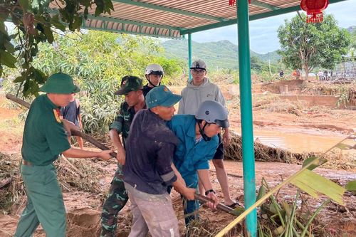 Lực lượng vũ trang tỉnh giúp dân khắc phục hậu quả mưa lũ ở xã Tuy Phong