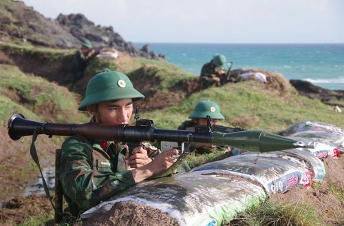 Chiến sĩ đơn vị bộ binh thực hành huấn luyện chiến thuật phòng ngự bờ biển