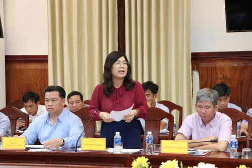Chủ tịch UBND phường La Gi Đặng Thị Hồng Lâm báo cáo tại cuộc họp