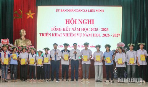 Lãnh đạo xã Liên Minh khen thưởng các học sinh có thành tích xuất sắc trong năm học 2025-2026.