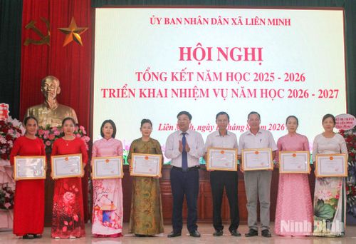 Lãnh đạo xã Liên Minh khen thưởng các cán bộ, giáo viên có thành tích xuất sắc trong năm học 2025-2026.