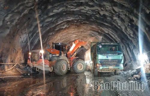 Nhà thầu thi công đào nền đường tuyến chính và đường dẫn hầm số 2 thuộc gói thầu XL-02 của Dự án Cao tốc Hòa Bình - Mộc Châu (đoạn từ Km19+000 - Km53+000).