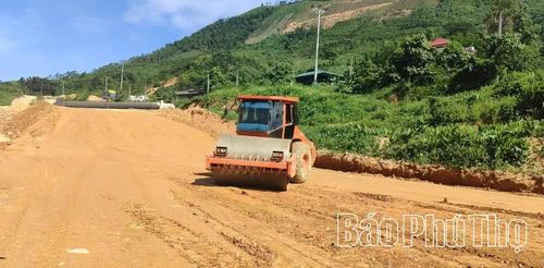 Nhà thầu huy động máy móc, thiết bị, tranh thủ mặt bằng được bàn giao, đẩy nhanh thi công nền đường.