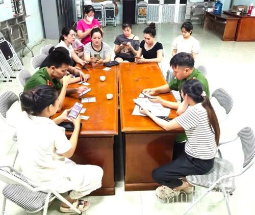 Lực lượng Công an xã hướng dẫn người dân kích hoạt tài khoản VNeID trong chương trình “Mùa hè số”.