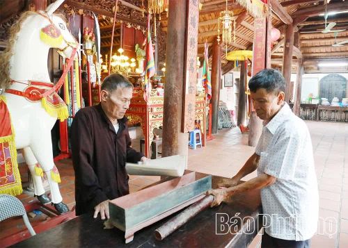 Các cụ cao niên kiểm tra, đối chiếu tư liệu lịch sử của đình Tri Chỉ.
