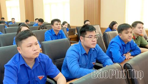 Các cán bộ đoàn tham gia chương trình tập huấn.