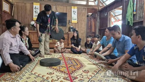Ông Hồ A Sai truyền dạy cách chơi nhạc cụ truyền thống cho thế hệ kế cận - Ảnh: K.S