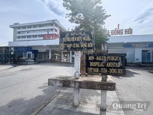 Tấm biển bằng tiếng La-tinh nằm ngay lối vào cổng chính, nhắc nhớ về nguồn gốc đặc biệt của bệnh viện và tình hữu nghị Việt Nam-Cuba - Ảnh: H.L